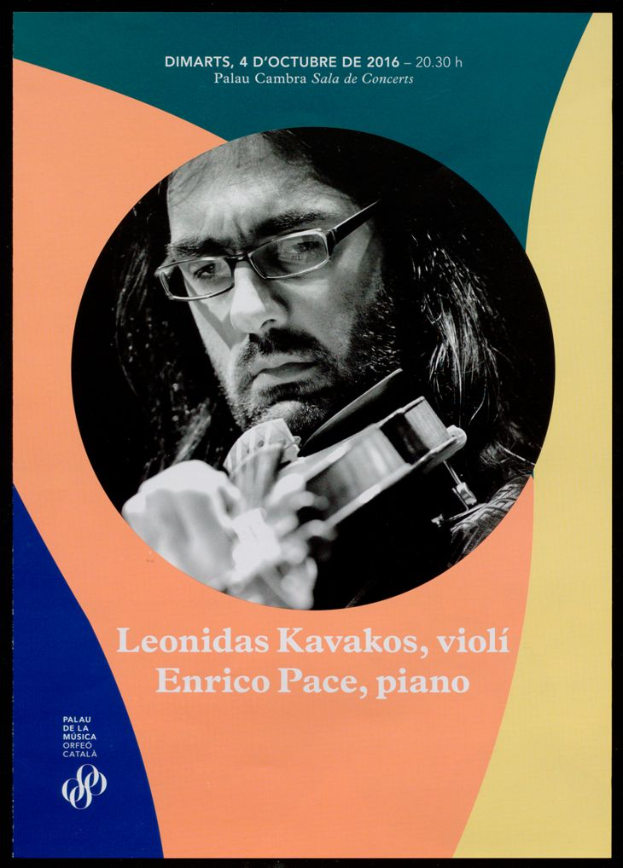 Ein Plakat, das den Geiger Leonidas Kavakos beim Klavierspielen zeigt, mit Text, der den Künstler und seine Arbeit beschreibt.