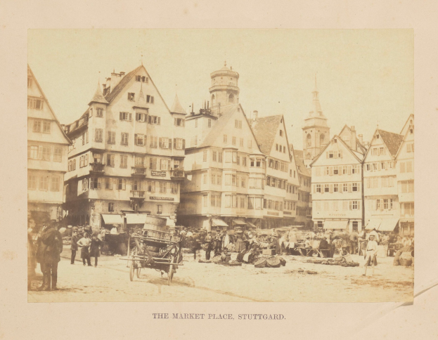 Altes Schwarz-Weiß-Foto eines belebten Marktplatzes in Stuttgart, Deutschland, mit mehrstöckigen Gebäuden mit Fenstern, Fußgängern, horse-drawn carts und verschiedenen Marktständen; handschriftlicher Text erscheint unten.