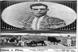 Schwarzes und weißes Foto eines Mannes bei einer Stierkampfveranstaltung mit anderen Personen und Tieren im Hintergrund, einschließlich Text unten.