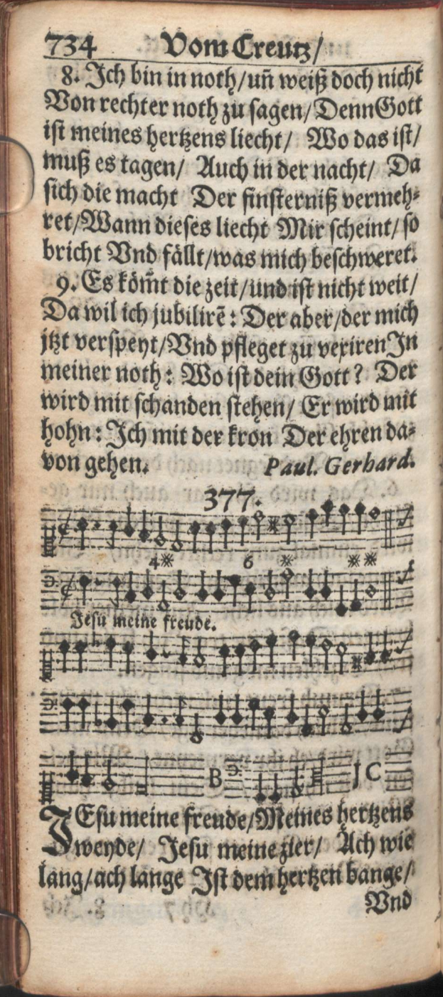 Ein aufgeschlagenes Buch mit musikalischen Noten auf den Seiten vor einem dunklen Hintergrund, mit dem Text 'bibl münchen' auf der Seite sichtbar.