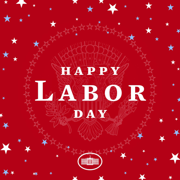 Plakat mit "Glücklicher Arbeitstag" in fetten weißen Buchstaben auf einem hellroten Hintergrund, umgeben von farbigen Sternen verschiedener Größen.