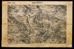 Schwarze und weiße topografische Karte von Koeetztung, Deutschland, zeigt geografische Merkmale wie Berge, Flüsse und Städte auf einem schwarzen Hintergrund.