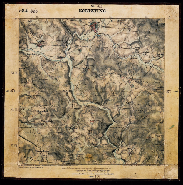 Schwarze und weiße topografische Karte von Koeetztung, Deutschland, zeigt geografische Merkmale wie Berge, Flüsse und Städte auf einem schwarzen Hintergrund.