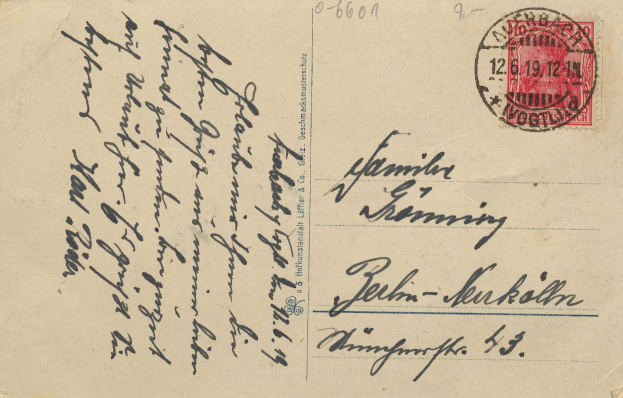 Alte deutsche Postkarte mit einem roten Stempel und der Aufschrift "Gesimnacks & Co. & Co." darauf gedruckt.