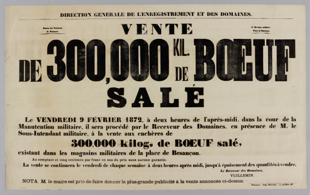 Alte Werbetafel mit der Aufschrift "Vente de 300,000 Kil Kil de Boeuf Sale" vor einer Wand im Hintergrund.