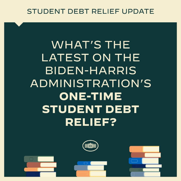 Plakat mit der Aufschrift "Was gibt es Neues zum einmaligen studentischen Schuldenentlastungsprogramm der Biden-Harris-Regierung?" mit Büchern unten.