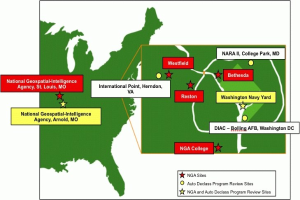 Eine Karte der Vereinigten Staaten, die die Standorte der National Geospatial Intelligence Agency hervorhebt, mit fetter Schrift überlagert auf geographischen Merkmalen einschließlich Flüsse, Berge und Städte.