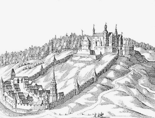 Eine Schwarz-Weiß-Zeichnung der Königsberger Burg in Deutschland, die auf einem Hügel thront und von Bäumen umgeben ist.