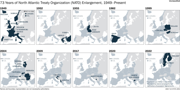 Karte veranschaulicht die NATO-Erweiterung von 1949 bis heute, wobei die Regionen farblich nach dem Jahr der Aufnahme codiert sind.