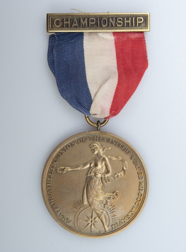 Goldmedaille mit rot-weiß-blauem Band, beschriftet mit 'Meisterschaft' und einem Personenbild.