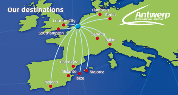 Eine Europakarte mit dem Antwerpener Flughafen als Startpunkt, die eine Flugroute und Textdetails zeigt, einschließlich Ziel, Abflug- und Ankunftszeiten sowie Reisezeit.