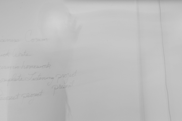 Ein Stück Papier mit Schrift darauf.