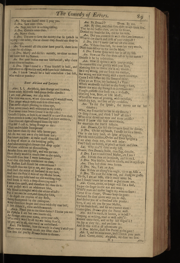 Ein aufgeschlagenes Buch mit einem schwarzen Hintergrund und einer Textseite mit der Überschrift "Die Komödie der Irrtümer" in fetter weißer Schrift, wobei jedes Wort in einer anderen Schriftart und Farbe geschrieben ist.
