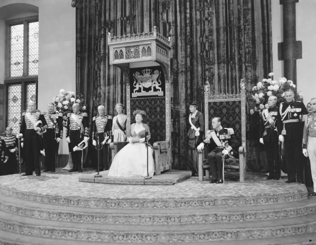 Königin Elizabeth II und Prinz Philip, Duke of Edinburgh, sitzen an ihrem Hochzeitstag mit Begleitern, die Blumensträuße halten.
