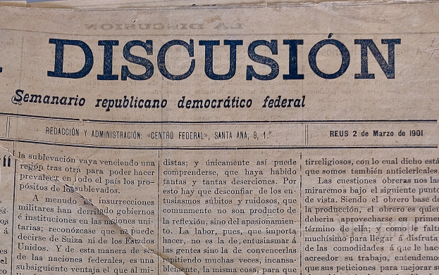 Eine gelbliche, leicht zerknitterte Zeitung mit der schwarzen Aufschrift "Diskussion", auf der die Schlagzeile "Semanario Repúblicano Democrático Federal" steht.