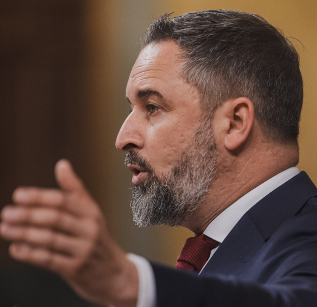 Ein Mann im Anzug und mit Krawatte spricht vor einem unscharfen Hintergrund in ein Mikrofon, wahrscheinlich reagiert er auf die Entscheidung des Obersten Gerichtshofs, den Einsatz des russischen Außenministers Sergej Lawrow zu verbieten.