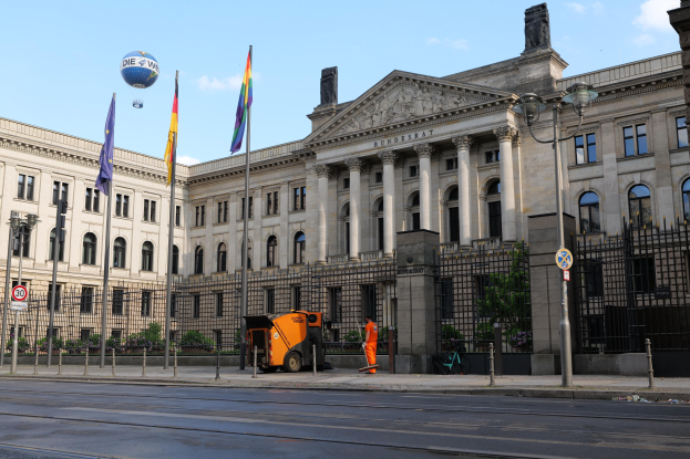 Das Bundestagsgebäude in Berlin, Deutschland, mit umliegenden Stra√čenelementen und Fahrzeugen, bereit für die Wiederwahl.
