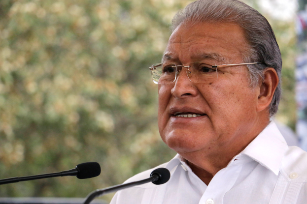 Ein Mann in einem weißen Hemd und Brille spricht in ein Mikrofon, wahrscheinlich zur Entscheidung des Obersten Gerichtshofs über das Verbot der Verwendung des Obersten Gerichtshofs Indiens.