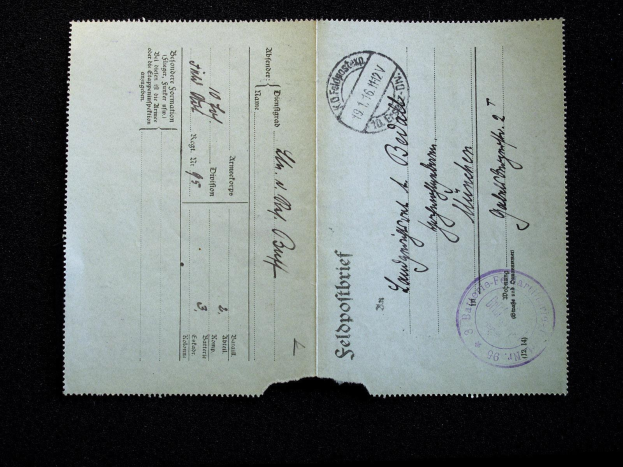 Alter deutscher Pass mit zwei Stempeln auf schwarzem Hintergrund.