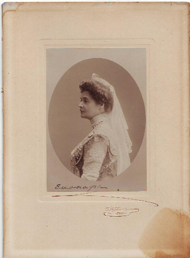 Schwarz-weiß-Foto der Kaiserin Maria Feodorovna von Russland in einem weißen Hochzeitskleid mit Schleier und Tiara, hochgestecktes Haar, zarte Gesichtszüge und ein majestätischer Blick zur Seite.