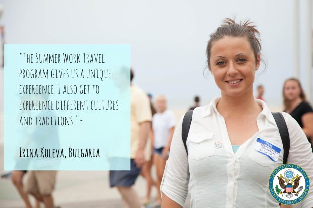 Eine Frau mit einer Tasche lächelt umgeben von einer Gruppe von Menschen, die gehen, mit Text auf der linken Seite, der einen Satz über das Sommerarbeitspraktikum enthält.