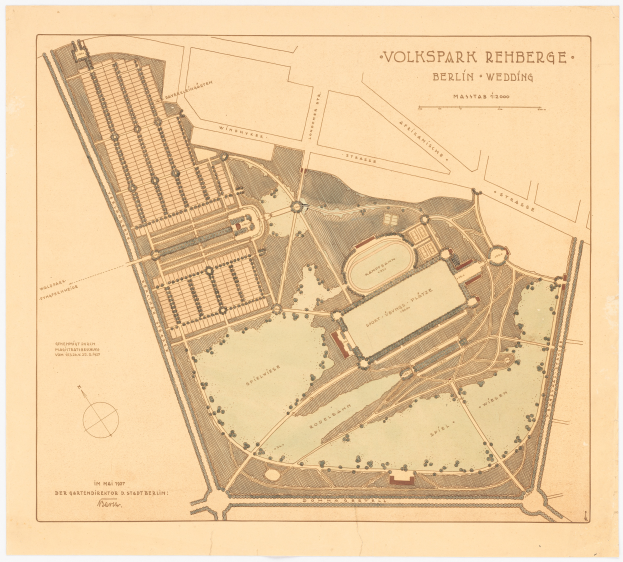Ein detaillierter alter Stadtplan von Berlin, Deutschland, zentriert auf den Volkspark Rehberg, der Gebäude, Straßen und Parkanlagen mit textuellen Informationen über die Größe, Lage und Annehmlichkeiten des Parks zeigt.