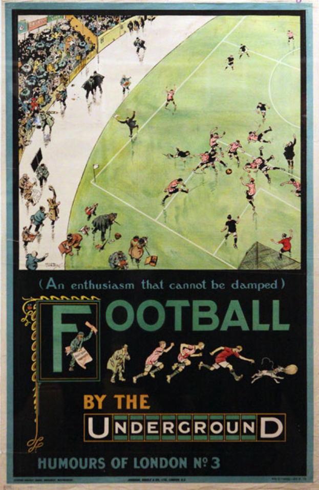 Ein Vintage-Plakat zeigt eine Menge, die ein Fussballspiel in einem Stadion verfolgt, mit dem Text "Fussball von der U-Bahn - Londoner Humor Nr. 3" oben.