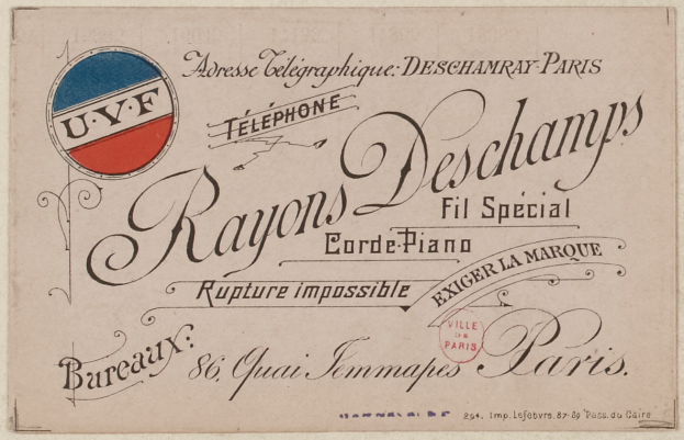 Eine alte Visitenkarte mit einem roten, weißen und blauen Logo und Text, die einen vintage-Eindruck vermittelt.