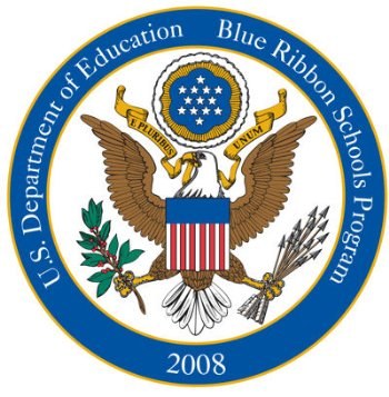Logo des U.S. Department of Education Blue Ribbon Schools Program mit einem blauen Kreis mit einem weißen Stern, einer weißen Taube mit einer blauen Schleife und dem Text "Department of Education" auf einem weißen Banner.