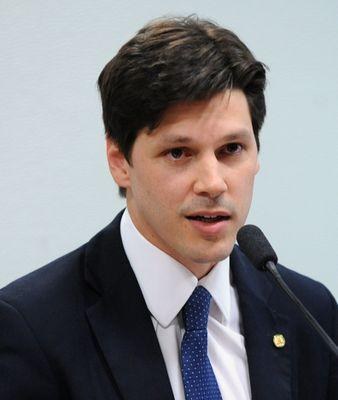 Ein Mann im Anzug und Krawatte spricht in ein Mikrofon, wahrscheinlich zur Genehmigung eines Gesetzes zur Verbots des Internetgebrauchs durch die Regierung.