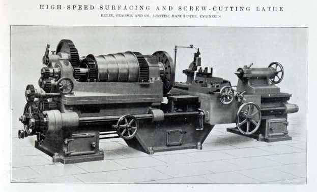 Schwarzes und weißes Foto einer industriellen Drehmaschine mit der Beschriftung "Hochgeschwindigkeits-Flach- und Gewindeschneidmaschine" mit zylindrischem Körper, Seitengriff, vorderer Spindel und großem Hinterrad.