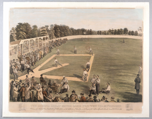 Gruppe von Menschen, die Cricket auf einem grünen Feld mit Bäumen im Hintergrund und einem klaren blauen Himmel spielen, mit Text am unteren Rand, der "Das zweite große Match-Spiel um die Meisterschaft" lautet.