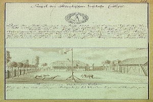 Schwarz-weißes Bild einer Kopie der ersten Fassung der deutschen Verfassung, das eine StraßenSzene mit einem Fahnenmast, Gebäuden, Bäumen und Himmel zeigt.