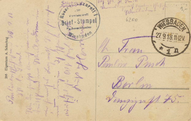 Alte Postkarte mit einem lila Stempel, der "Wiesbaden, Deutschland - 1. Weltkrieg" lautet, und zusätzlichem handgeschriebenem Text.