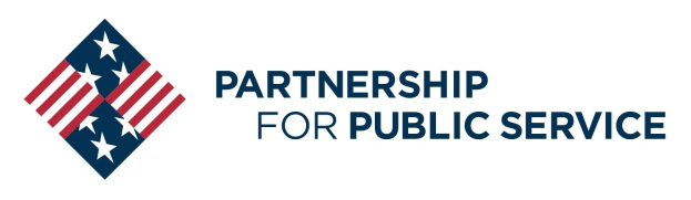 Logo der Partnerschaft für öffentliche Dienste: ein blauer Kreis mit einem weißen Stern, zentriert über fettem schwarzem Text auf einem weißen Hintergrund, eingerahmt von einer blauen und weißen Leiste.