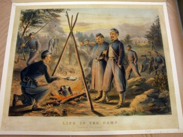 Ein Gemälde einer Gruppe von Männern, die um ein Lagerfeuer stehen, wobei einer einen Stock hält, vor einer Kulisse aus Bäumen, Hügeln und einem klaren blauen Himmel, mit der Aufschrift "Leben im Camp" unten.