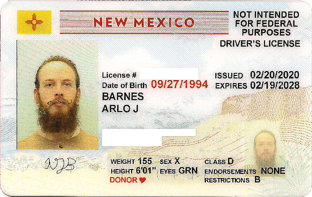 Ein New-Mexico-Führerschein mit dem Bild eines Mannes, Text und Zahlen.