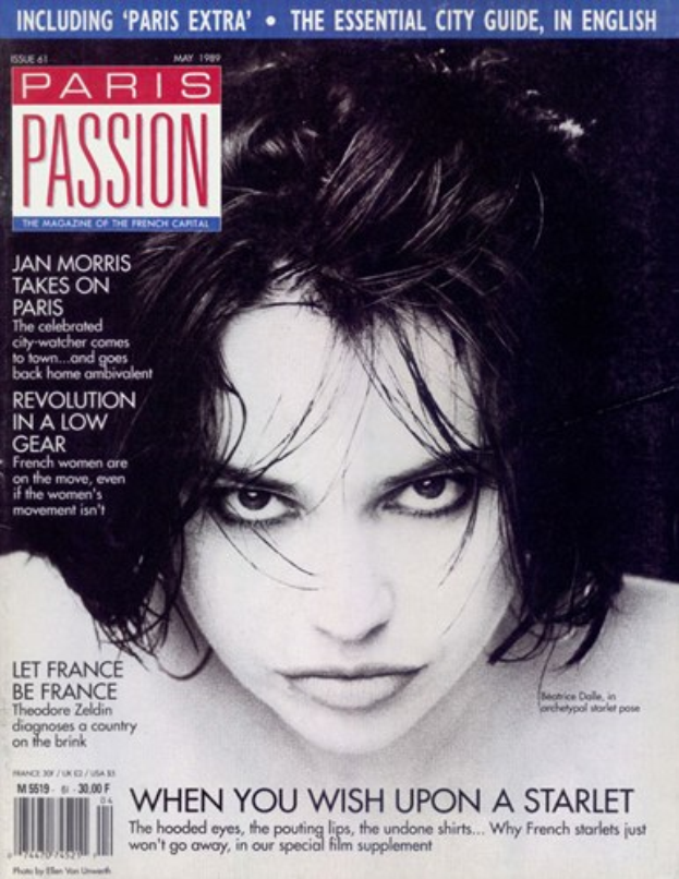 Plakat einer Frau auf dem Cover von Paris Passion Magazine in einem weißen Kleid mit tiefem Ausschnitt, frisiert zu einem glatten Bob, mit geschlossenen Augen und leicht geöffneten Lippen, vor neutralem Hintergrund mit 'Paris Passion' in fetter schwarzer Schrift.