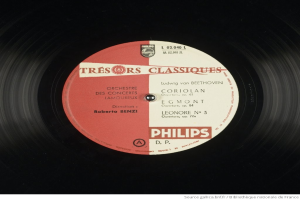 Schwarze Vinyl-Schallplatte mit der Aufschrift "Ludwig van Beethoven - Coriolan" in rot-weißer Gestaltung.