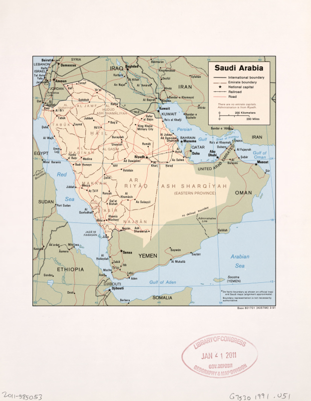 Ein detaillierter Plan von Saudi-Arabien, der Grenzen, Städte und geographische Merkmale zeigt, mit begleitendem Text und einem Stempel unten.
