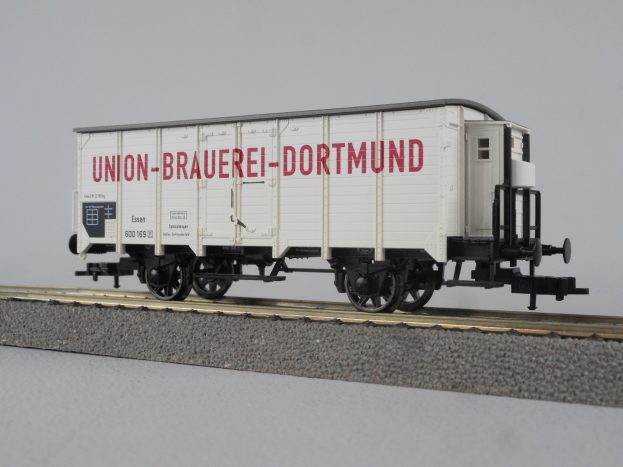 Ein weißer Zugwagen mit der Aufschrift "Union Brauerei-Dortmund", auf einem Eisenbahngeleise vor einem weißer Hintergrund.