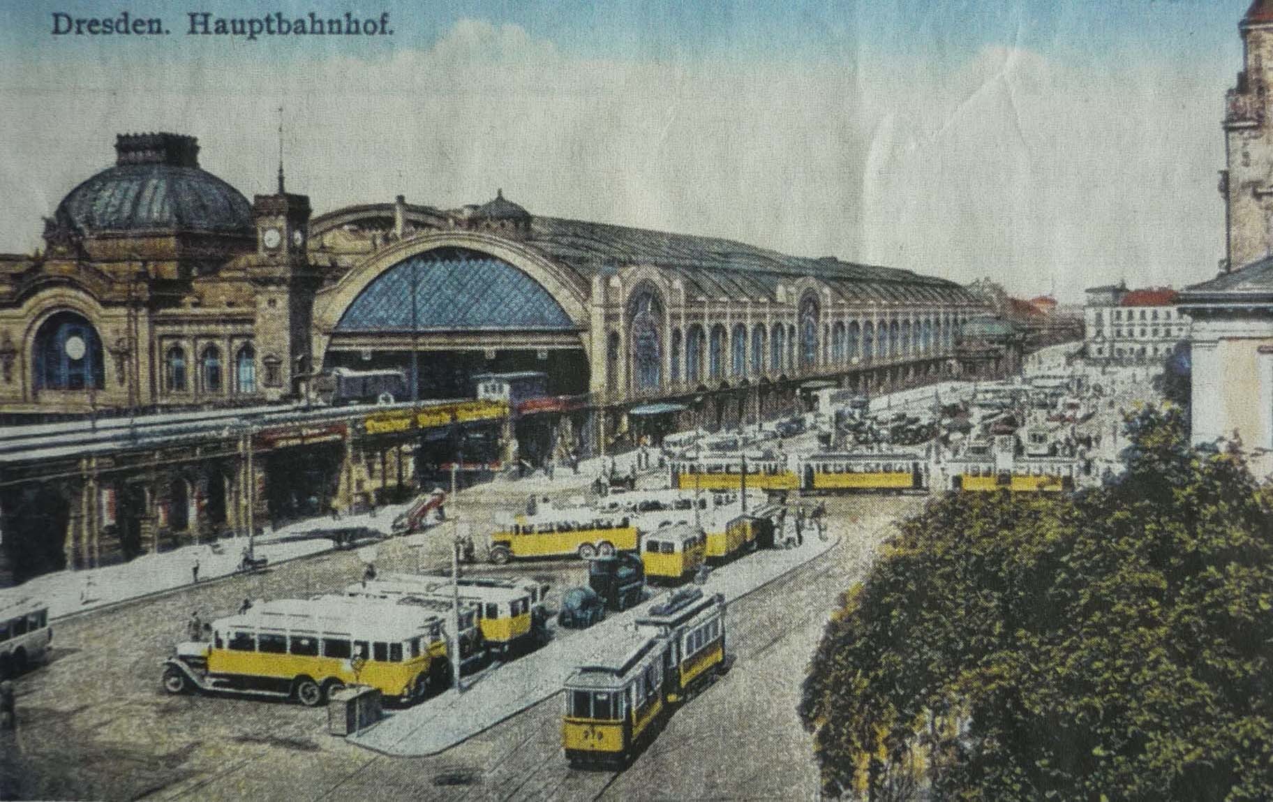 Schwarze und weiße Postkarte des Dresdner Hauptbahnhof Bahnhofs in Deutschland, zeigt eine belebte Straßen Szene mit Fahrzeugen, Fußgängern, Bäumen, Gebäuden und einem bewölkten Himmel.