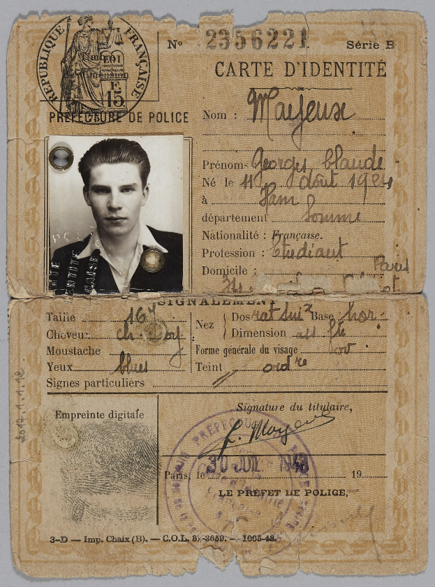 Alter Pass mit einem Mannsbild, Text und einem Stempel, wahrscheinlich eine gefälschte ID.