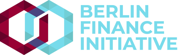Logo der Berliner Finanzinitiative mit einem blauen Kreis mit weißer Umrandung und einem weißen "B" in der Mitte, umgeben von einem weißen Ring mit einem blauen und weißen Karomuster, auf einem weißen Hintergrund mit der schwarzen Schrift "Berlin Finance Initiative".