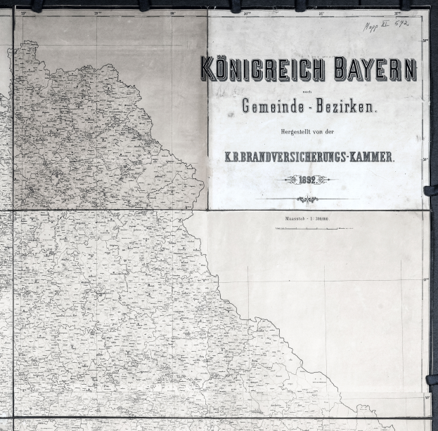 Eine schwarz-weiße detaillierte Karte von Konigreich Bayern, Deutschland, die geografische Merkmale wie Flüsse, Berge und Städte zeigt, mit informativem Text.