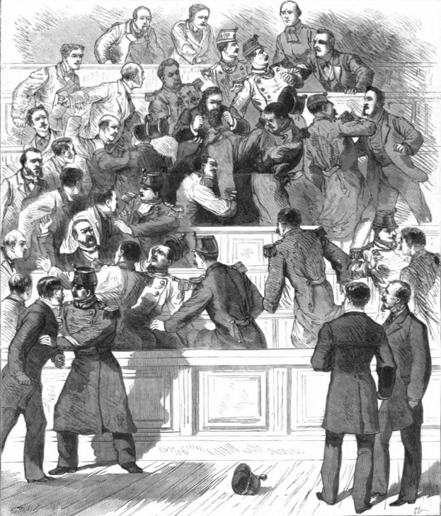 Eine Schwarz-Weiß-Zeichnung eines überfüllten Gerichtssaals mit stehenden und sitzenden Menschen, mit dem Text «Der Prozess gegen die britische Armee in London, England» unten.