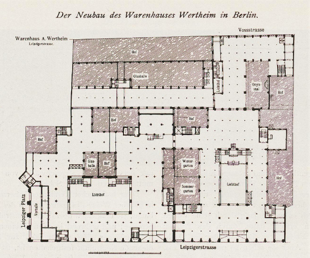 Ein detaillierter Grundrissplan des Wernhauses Wertheim-Gebäudes in Berlin mit mehreren beschrifteten Räumen und begleitendem Text, der das Layout beschreibt.