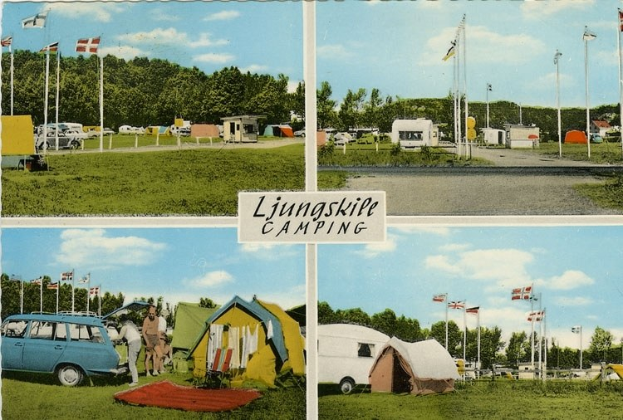 Eine Postkarte mit einem Campingplatz, einem geparkten Auto, Zelten, Menschen, Flaggen, Pfählen, Bäumen, einer Straße, bewölktem Himmel und einer Texttafel im Vordergrund.