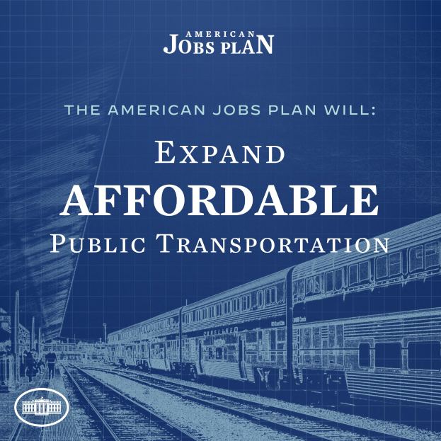Ein Plakat mit einem Zug auf Schienen mit einigen Menschen in der Nähe, der Text lautet "The American Jobs Plan Will Expand Affordable Public Transportation".