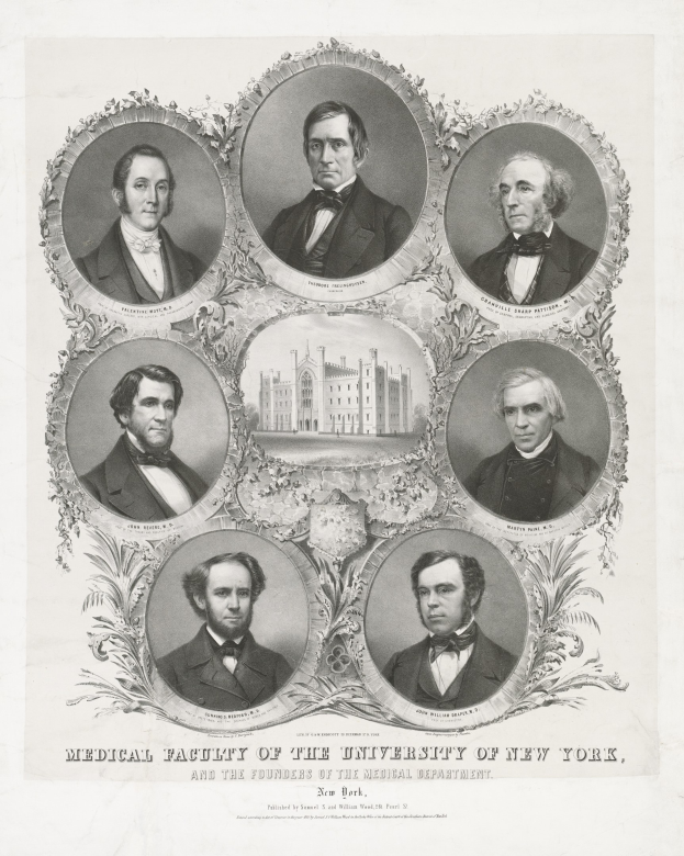 Schwarzes und weißes Foto von formell gekleideten Männern, die vor einem Gebäude stehen, mit Text am unteren Rand, der lautet: "Medizinische Fakultät der Universität New York und die Gründer der Medizinischen Abteilung."